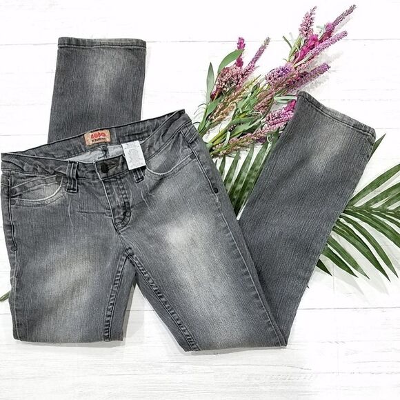 No Boundaries Slim Straight Leg Jeans - Picture 2 of 6